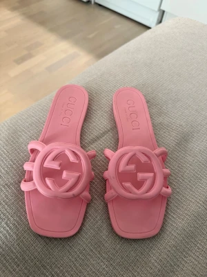 Gucci G slide sandal - Använda en gång lite smuts som jag ej testat ta bort. Nypris 6000kr. Billigare pris då jag inte har kvitto eller box kvar. 