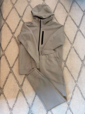 Klädesplagg - Allt ska bort storlekar är från S-M. Priser är väldigt flexibla vissa har inte ens används men pallar inte lämna tillbaka etc. Om ni vill byta mot något kan jag ta förslag. 1 Tracksuit Uniqlo M: 600kr, Lacoste sweatshirt M: 500kr, Under Armour Vindjacka M: 500kr, Jordan Hoodie S: 300kr, Nike Dri Fit M; 200kr, Amiri Hoodie S: 300kr, Spanien Landslag Tröja M; 300kr. Allt i paketpris 2300kr Swish/Kontant