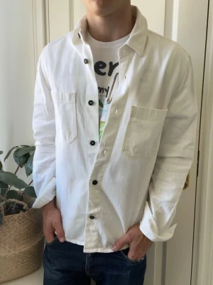 Arket overshirt  - Arket overshirt, stor på modellen. Inga defekter! Modellen i bilderna är 180 cm 75 kg och bär Storlek M  , Kom med frågor! 🌟 (Kan gå ned i pris vid köp av paket 😉) 