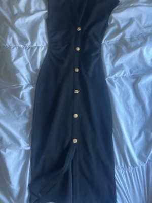 Zara klänning - Säljer denna  klänning för att jag brukar inte ha på mig klänning så ofta för det är svårt att ha deg i skolan. Man kan också använda de som en cardigan. Nypris 600kr