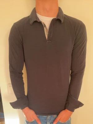 Mörkgrå långärmad pikétröja - Tja! Säljer nu denna feta tröja från Burberry  Riktigt stilren och passar perfekt till både vardag och sommaroutfits. Funkar till allt och sitter riktigt bra.  Skick: 9/10 Pris: 850 kr (kan diskuteras vid snabb affär 💸)