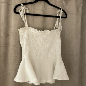 Topp! - Jätte fin vit topp med knytning som är köpt utomlands! Säljer då den tyvärr inte kommer till användning💕