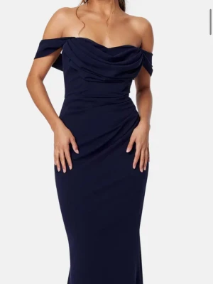 Balklänning! - Säljer denna superfina balklänning från bubbleroom! Den är endast använd 1 gång och originalpriset är 1200 kr! Perfekt nu till balsäsongen! 🩷