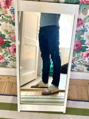 Mörkblå jeans från Stefano Ricci - Säljer ett par mörkblå jeans från Stefano Ricci med klassisk femficksmodell och smal passform. Sjukt ivanlig model som heter Stefano Ricci Red Eagle Nypris runt 10-12 000kr. Ett riktigt fynd🤩