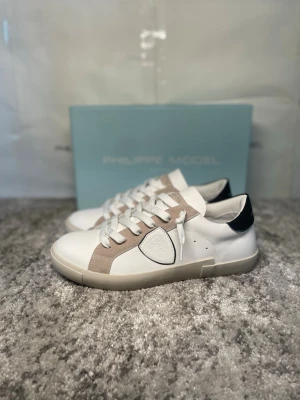 Philippe modell skor - Snygga oanvända sneakers! Storlek 42! Hör av er ifall ni har några frågor! Lämna gärna prisförslag! ⭐️