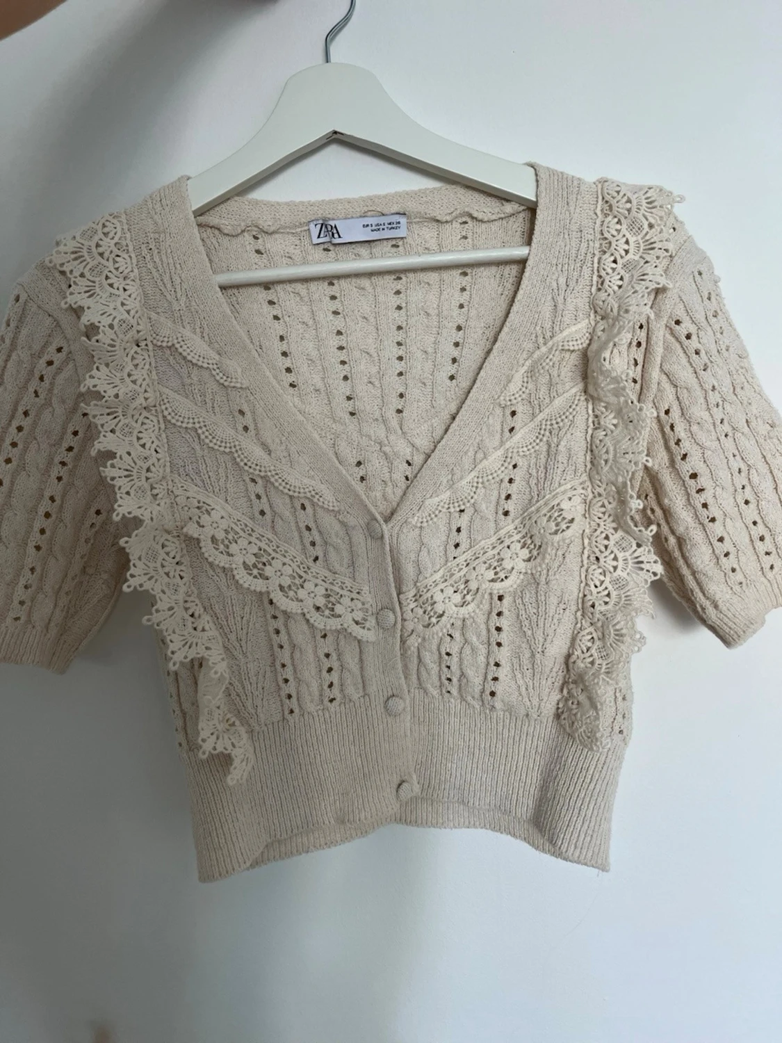 Beige blus med volangdetaljer - 2