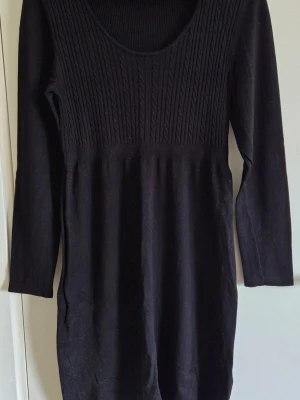 Svart klänning - Stickad svart klänning.