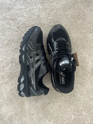 Asic kayano 14 - Sælger disse asics kayano 14 i den sorte farve. Bliv klar til en varm sommer med disse friske, fede sommersko☀️☀️Uden box❌Brand new. Sendes i 1-2 hverdage 