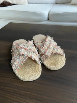 Beigea sandaler - Så söta sandaler i storlek 37.  Minns dessvärre inte vart jag köpt dom, säljer då dem inte längre kommer till användning. Perfekta nu inför våren och sommaren!