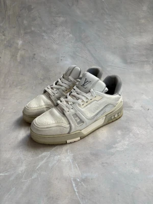 Louis Vuitton trainers vita - Vita skor från Louis Vuitton, nypris 12 800kr. Storlek 7 passar runt 41-41,5. Självklart äkta! Innersulor saknas. Använda men mycket kvar att ge!