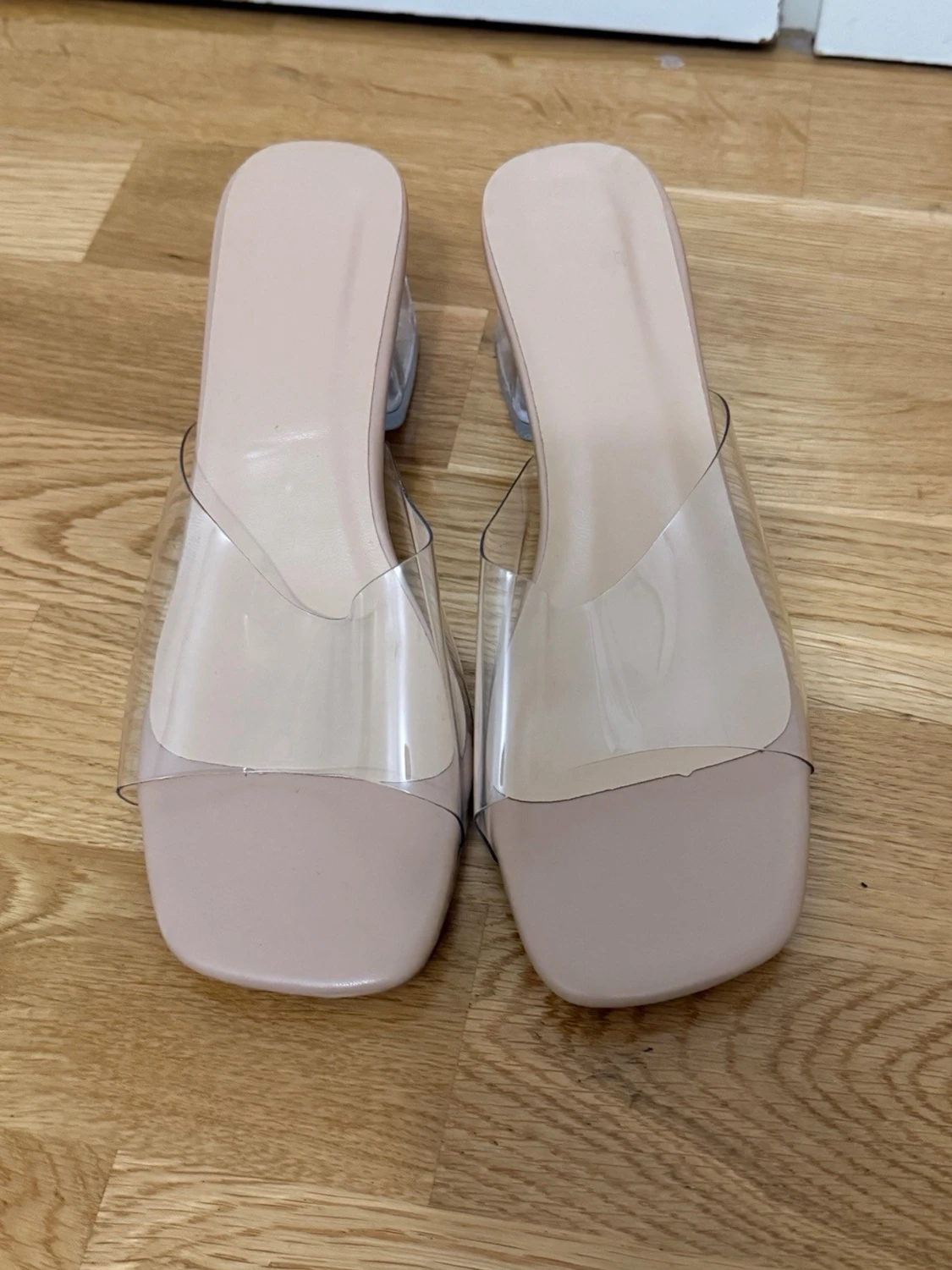 Beige pumps med transparent rem och klack