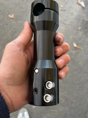 Styrstam kort/ aerox  - En kort styrstam från divison tror jag Elle nått sånt cirka 160 mm och ganska bra skick