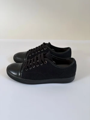 Lanvins  - Säljer ett par Lanvins i Stolek 42, i ok skick, defekter syns på sista bilden. Hör av dig vid frågor. Kom gärna med prisförslag 