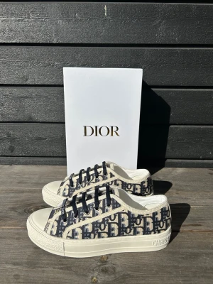 Dior Skor Dam - Säljer dessa oehört snygga dior skor i nyskick, aldrig använda, allg og medföljer, priset kan diskuteras vid snabb affär så kom gärna med bud! 