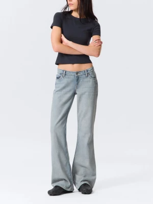 weekday jeans - bootcut jeans. använd fåtal gånger. storlek 27/32.