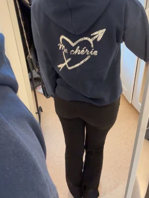 Ma chérie hoodie gina tricot - Säljer denna super mysiga ma chérie hoodies från gina tricot! Pris går alltid att diskutera, finns kvar tills markerad såld!💙