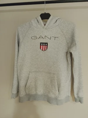 GANT TRÖJOR I NYSKICK. FYND! - Säljer två Äkta Gant tröjor i nyskick. Inga slitage märken eller dylikt. 299kr st eller båda för 500kr