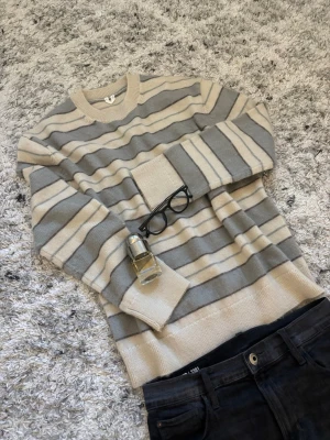 Randig kofta från Arket - En stilren kofta i 100% ull. Inte jättetunn men passar för alla tillfällen | Unisex | Size, på pappret är det en size S, men passar mer size M | Inga defekter och nästan ny!