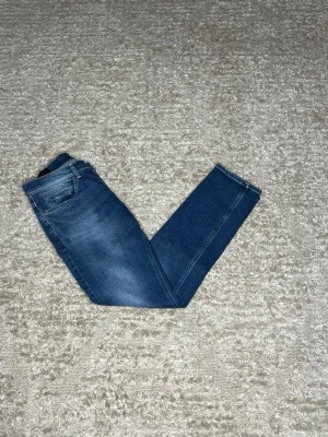 Dondup George jeans - Hej jag säljer ett par Dondup George i nyaste modellen. Jeansen i riktigt snygg blå färg perfekt för dig som vill ha ett par kvalitetsjeans med grym passform. Nypris ≈4000kr, mitt pris 899kr.  Skick: 9/10 Storlek:W33 Midja: 40cm Lår: 25cm Ytterlängd: 105cm Innerlängd: 80cm  Skriv gärna om du vill ha fler bilder eller har frågor!