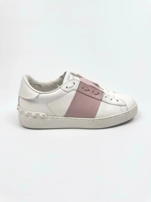 Valentino Open sneakers - Valentino Garavani Open sneakers. Storlek 37,5. Skick 9,5/10. Tillbehör: Box och Kort. Nypris ca 7700kr. 100% autentiska.
