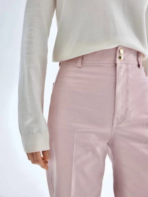 Snygga canvas byxor  - Ett par snygga och  sköna byxor i bomullscanvas och ljus puderrosa färg. Hög midja, gylf med dragkedja och två guldfärgade metallknappar. Utanpåfickor bak och breda ben med pressveck fram och bak. Mått:                            längd från midja 105cm innerbenslängd 77 cm midja omkrets 72 cm  https://www2.hm.com/sv_se/productpage.1293533003.html