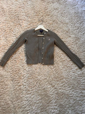 Grå Ralph Lauren kofta - Jättesöt kabelstickad kofta från Ralph Lauren! Storlek 8-10,M (barnstorlek).