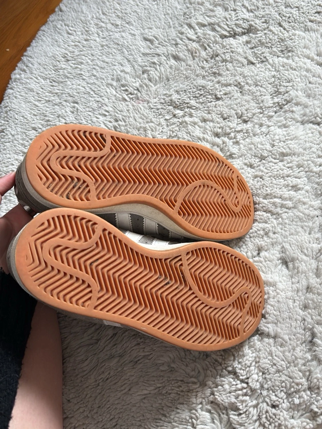 Grå Adidas sneakers med vita detaljer - 6