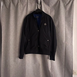 J Lindeberg  - J Lindeberg jacka i modellen bomber jacket, kontakta för mer info och bilder, nypris 2000kr 🧑‍🌾