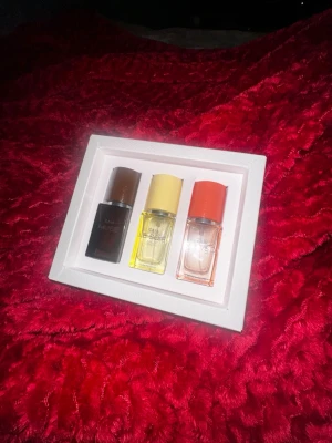 CAIA- Mini Travel Collection parfymset  - Detta set innehåller tre parfymer från CAIA. I dofterna Muse, Le soir lumiere och Senso. Varje flaska är 15 ml. De är nyköpta och helt oanvända.