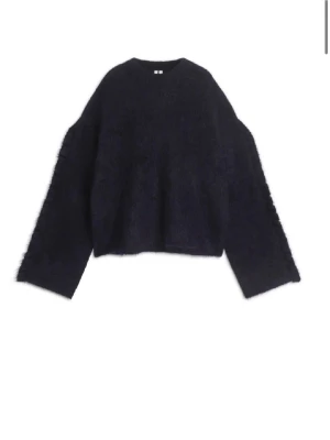 Mörkblå stickad från arket - Mysig  stickad tröja med oversized passform och fluffig textur. Tröjan har rund halsringning och långa, vida ärmar. Något krymt i tvätten men passar mig som är 168 forfarande, stl s💕