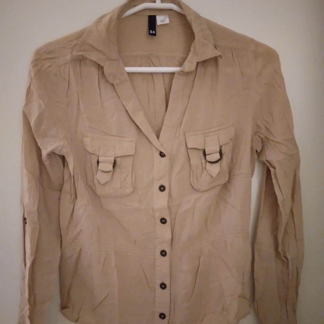 Beige snygg blus. Strk: 34, XS-S. Material: Viskos. Felfri. - 2