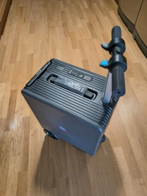 El kabin väska  - Mycket fin res väska speed 13   max vikt 100 man kan använda batterier som power bank med ny inga fel 