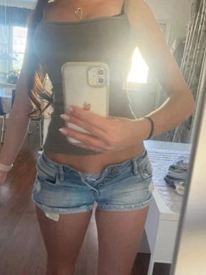 Lågmidjade ljusblå jeansshorts - Snygga low waist mini jeansshorts i strl 32 midja:36cm. Kommer fler unika jeansshorts till sommaren så följ!!