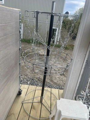 Discgolfkorg i metall - Säljer en discgolfkorg i silverfärgad metall med kedjor och rund bas. Perfekt för att träna discgolf hemma eller på gården. Korgen har en robust konstruktion och är enkel att montera. Passar för utomhusbruk och är lätt att flytta.