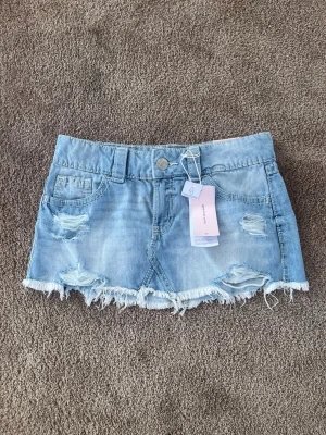 Helt ny jeanskjol - Jätte snygg kjol från Gina tricot som inte kommit till användning. Aldrig använt och är som ny! Kontakta mig om du har några frågor🩷 pris kan diskuteras 