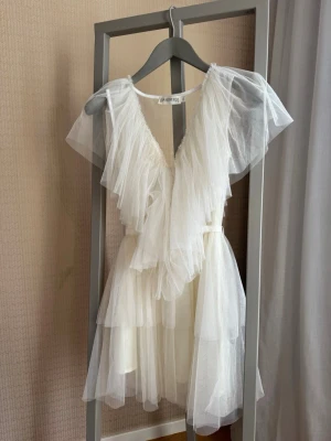 Vit klänning Ida Sjöstedt Aurora - Nu är det dags att sälja min älskade studentklänning🩷 Den är ifrån Ida Sjöstedt (Aurora Dress) och är endast använd en gång under studenten. Den är alltså i mycket bra skick! Klänningen är i storlek 34 som är slutsåld överallt. Ordinarie Pris: 4599