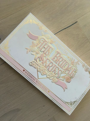 P Louise The Bridal Series ögonskuggspalett - Säljer P Louise XXL Bridal palette då jag ska använda en annan palett inför mitt bröllop och har därför inte längre någon användning för denna.  Jag har endast testat kvalitén på några av skuggorna, 90% av skuggorna i paletten är helt orörda och i nyskick.   Paletten består av totalt 150 ögonskuggor. 50 st i creme formula, 50 matta och 50 skimrande. 