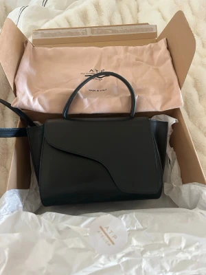 Svart handväska från ATP Atelier - Jätte fin väska från ATP Atelier! Köptes på deras egna hemsida i höstas och har använts sparsamt 🤍distraherad och alla tillbehör finns kvar! I svart äkta läder 
