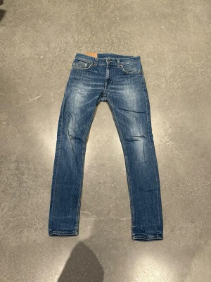 Dondup jeans - Slimfit Dondup Jeans med svinsnygg fade i Strl W29, L32. Perfekta till våren och sommaren plus att de är i nyskick! 