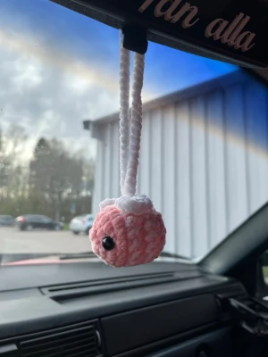 Virkad car hanger bi - Virkad ”car hanger” i form av ett rosa bi som är cirka 5cm lång från nos till bak🐝