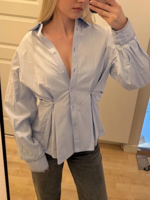 Skjorta Zara - Unik skjorta från Zara som ej går att få tag på längre, otroligt fin o främhäver midjan🩷 i strl xs passar även s