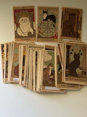 Tarotkort med kattmotiv - Visa kort har lap över namn på dem som lätt går att ta bort 
