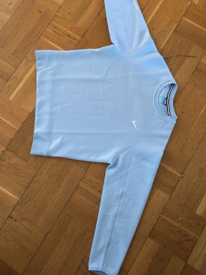 Ljusblå sweatshirt från Nike - Säljer Nike nocta tröjan pga att den inte passar mig, storlek L men passar som M, använt två gånger 