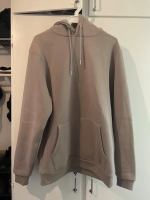 Taupe New Yorker Huvtröja - Taupe huvtröja från New Yorker. Använd några gånger och är i mycket bra skick. Lite nopprig. Regular fit. 