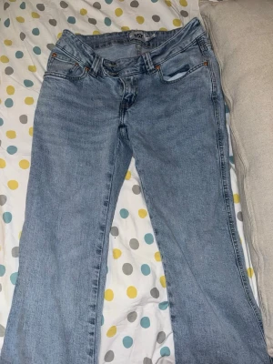 Ljusblå jeans med broderade bakfickor - Säljer ett par ljusblå jeans från 157 med snygga broderade detaljer på bakfickorna. Klassisk femficksmodell och normal passform. Perfekta för dig som gillar en enkel men ändå unik look.