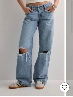 Blåa baggy jeans med hål på knäna - Säljer ett par jättesnygga low-waist, Levi’s Jeans i storlek 30 x 32 som är helt oanvända.  Köpta från Nelly men märket är Levi💗