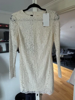 Vit spetsklänning  - Vit spetsklänning med öppenrygg endast testad. Storlek m men passar mer en S