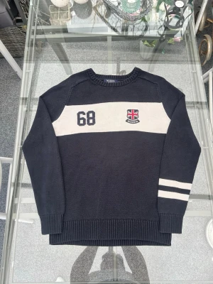 Morris Knit Sweater Navy M – 100% Cotton - Marinblå stickad tröja från Morris med “68” tryck och flagga 🇬🇧  Riktig preppy / old money vibe 🔥  • Size M • 100% bomull • Mycket bra skick  Clean piece som funkar till allt.