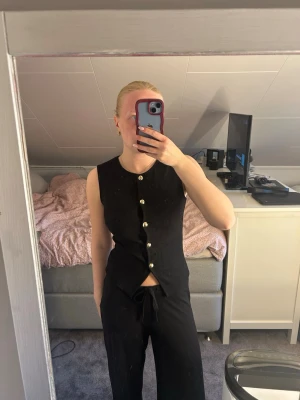 svart topp - svart topp från Gina Tricot med guldknappar i storlek xs