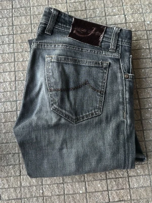 Jacob Cohën jeans - Riktigt schyssta Cohën jeans i en läcker grå färg. Perfekt året om. Byxorna är i toppen skick och väldigt sparsamt använda. Orange scarf/bandana medföljer. 